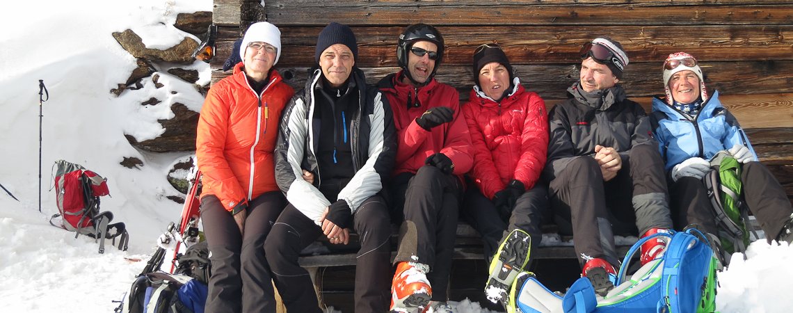 Skitouren Sarntal: Rast bei einer Südtiroler Almschupf